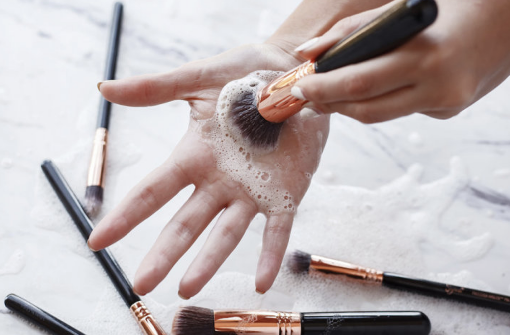 Khi nào cần vệ sinh cọ ngay? Phuong Ly Makeup 