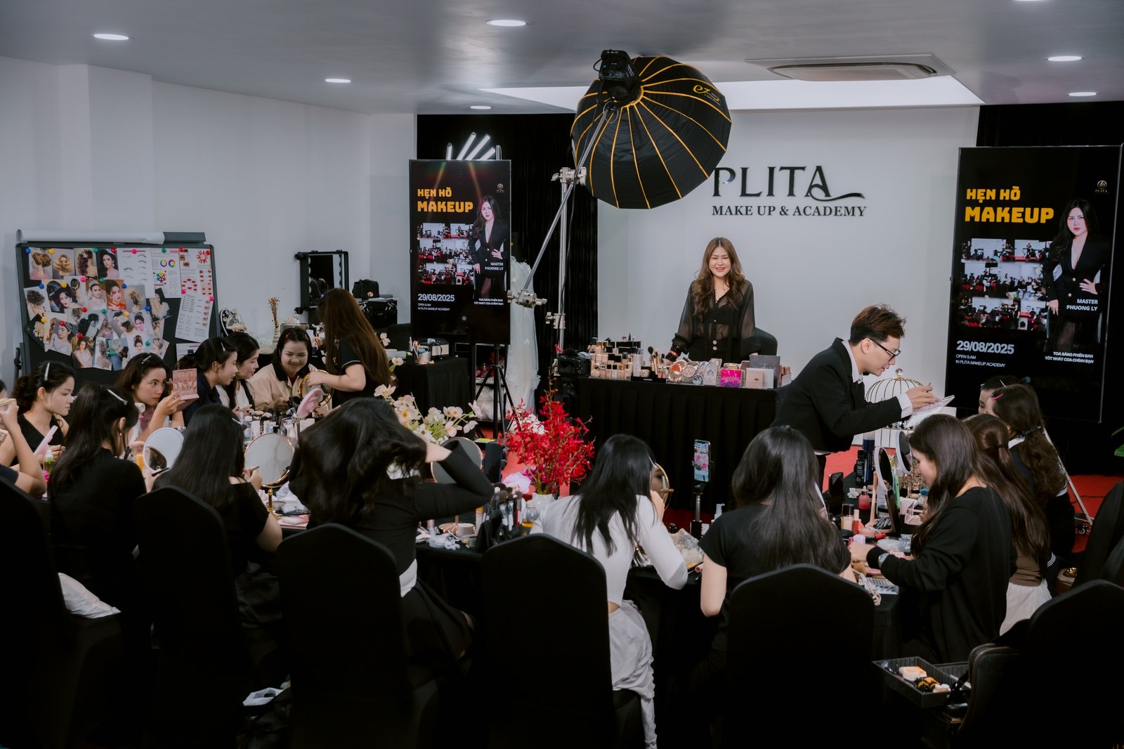 Học viên PLITA thực hành trong lớp makeup do Master Phương Ly hướng dẫn