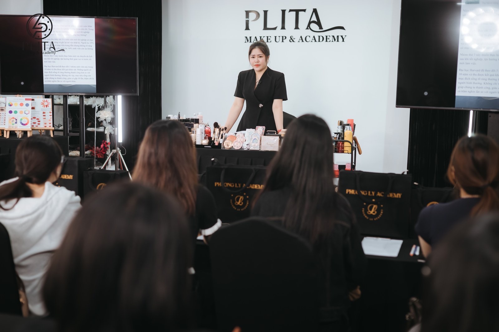 Master Phương Ly đứng lớp đào tạo makeup tại học viện PLITA Makeup Academy
